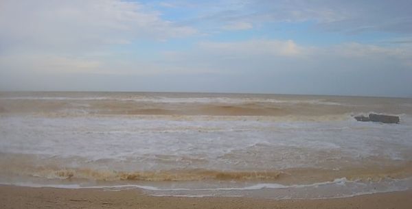 У Кирилівці море стало кольору какао: як зараз виглядає курортне селище (фото)