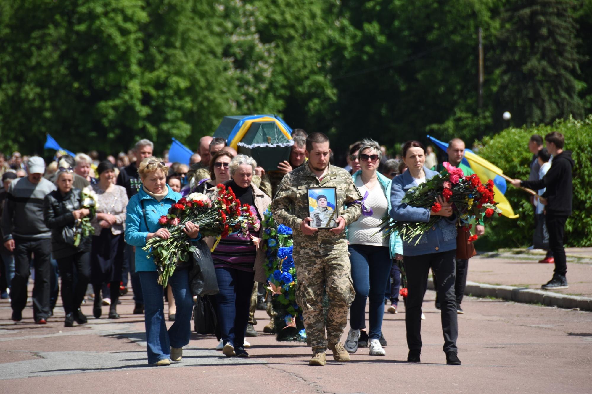 Наблизили перемогу України своїми життями: у Шостці в останню путь провели воїнів-героїв