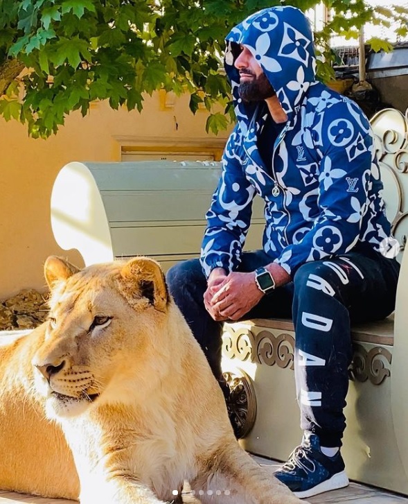 У Харкові місцевий депутат розсікає з африканським левом в автомобілі (відео)