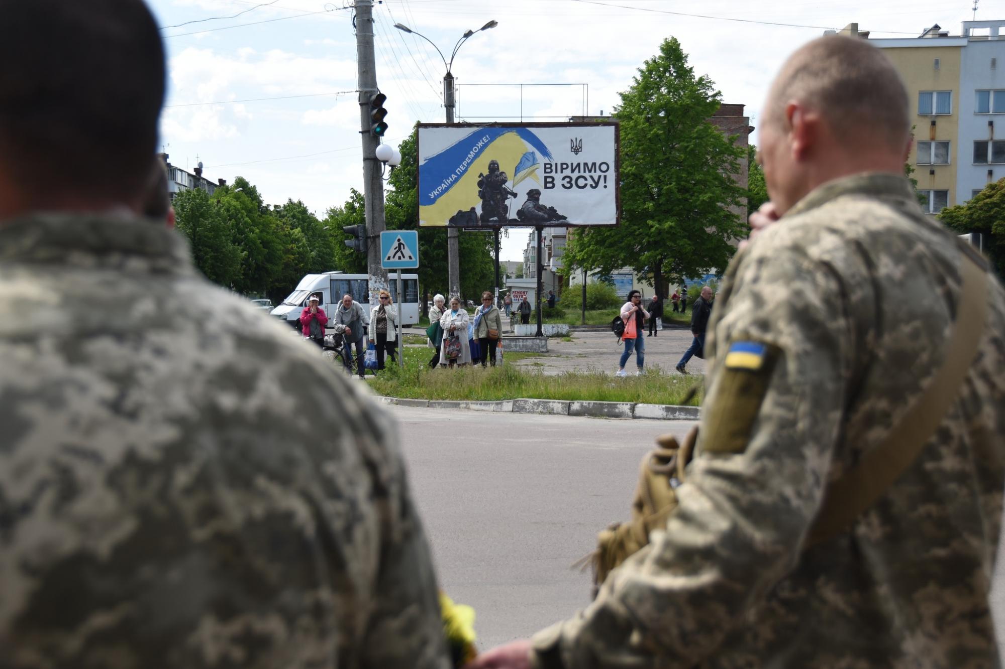 Наблизили перемогу України своїми життями: у Шостці в останню путь провели воїнів-героїв