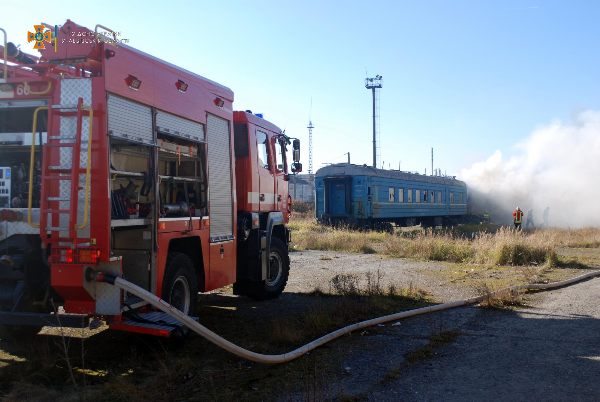 Во Львове на вокзале полностью сгорел вагон поезда: видео и фото пожара