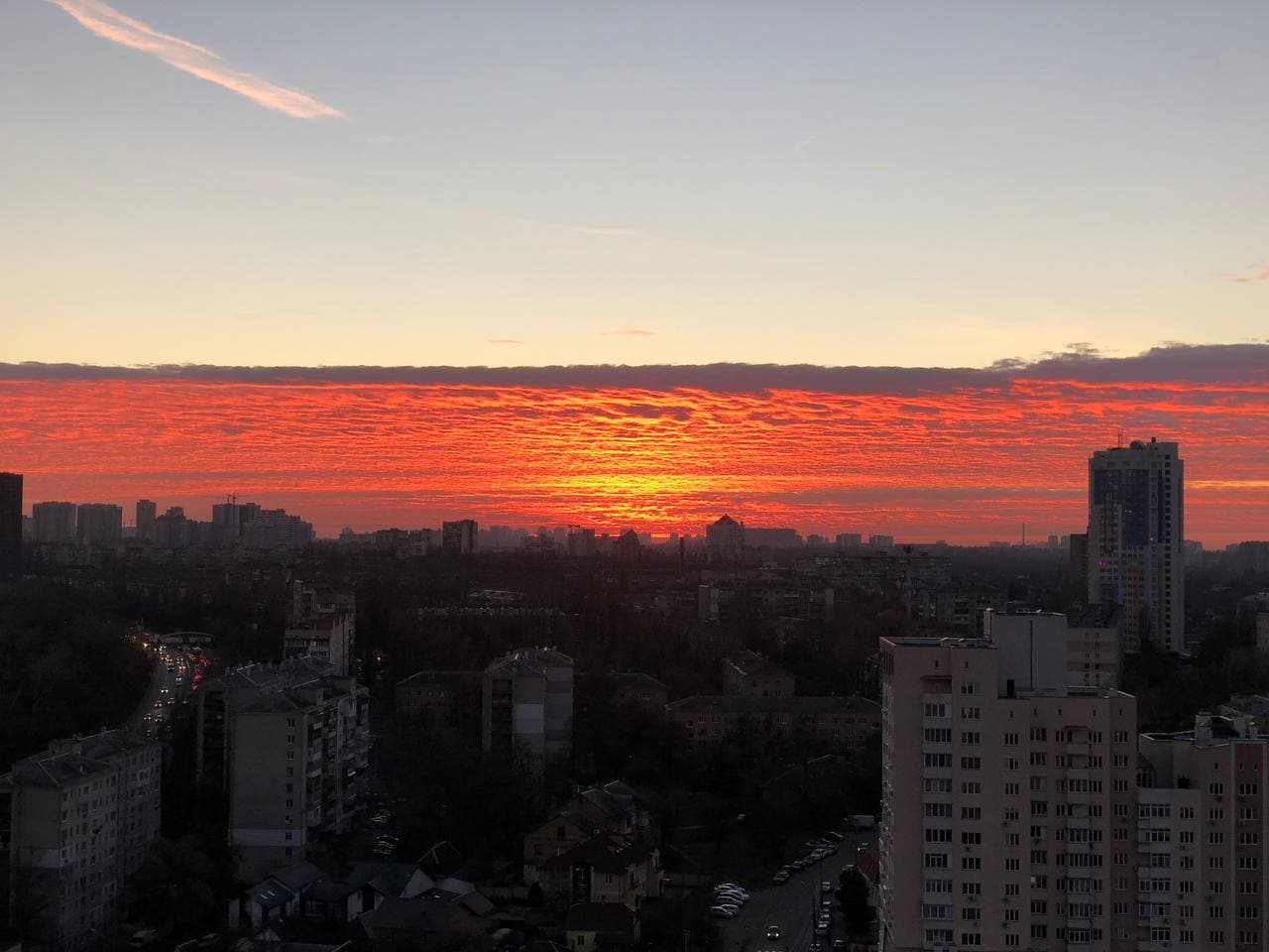 Над Києвом "палало" небо: дивіться неймовірні фото вогняного заходу сонця