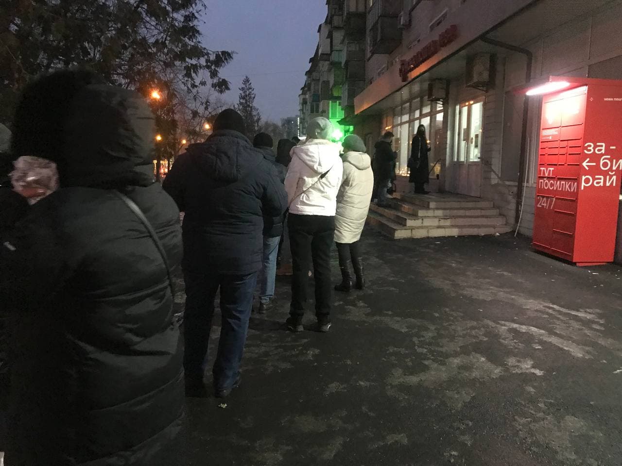 Передноворічний колапс на &quot;Новій пошті&quot; у Києві показали на красномовних фото