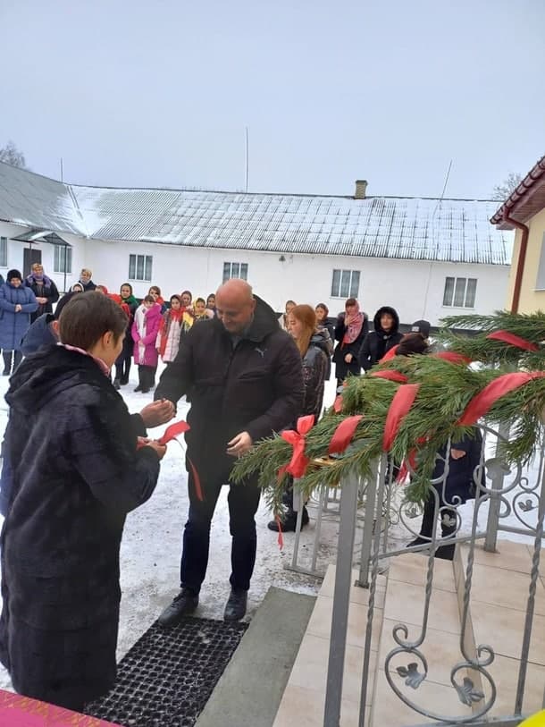 Под Ровно помпезно открыли школьный туалет и оскандалились: как выглядит уборная за 4 млн