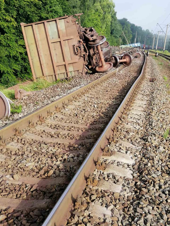 Под Львовом перевернулся поезд: первые фото с места аварии