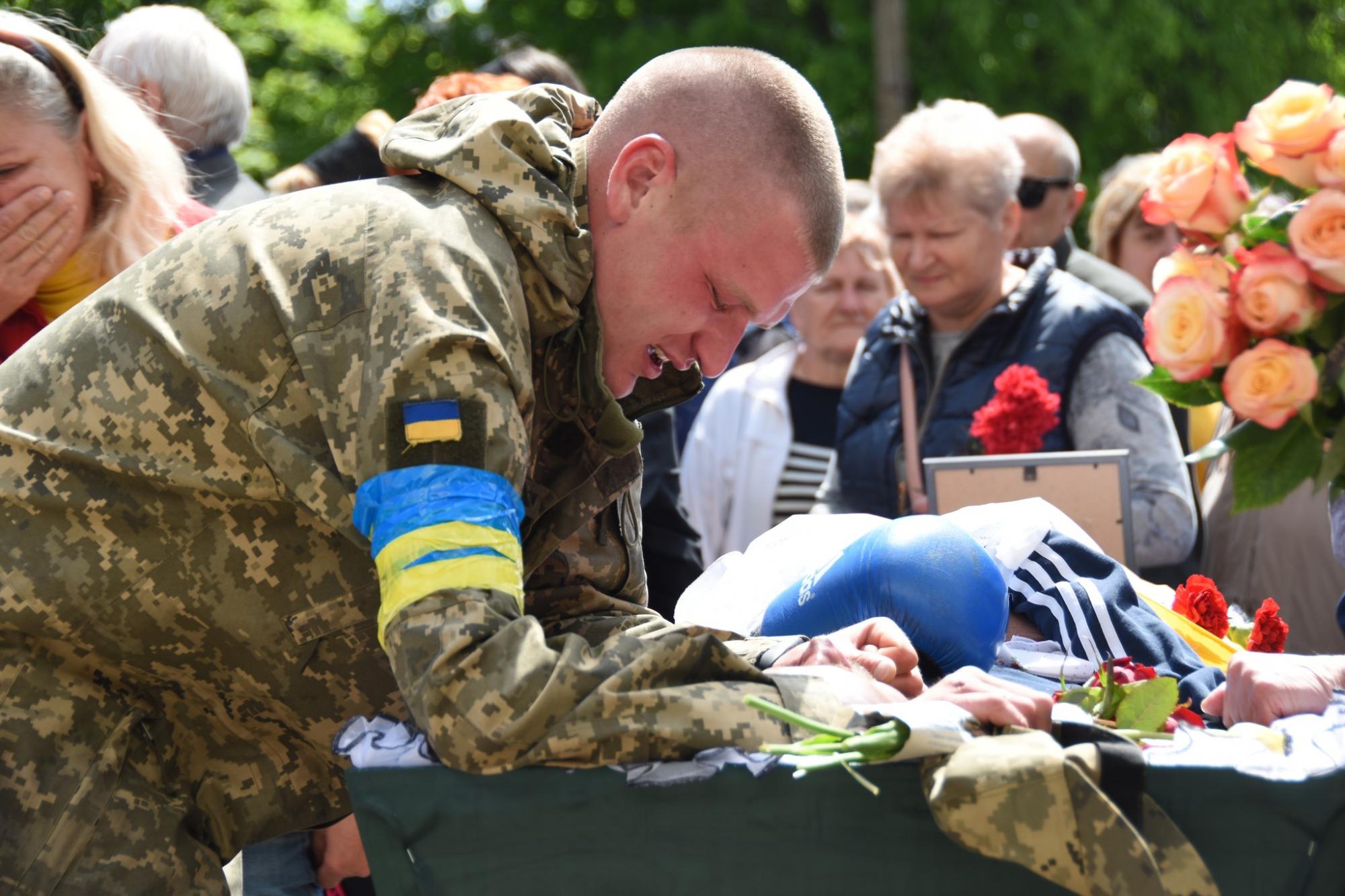 Наблизили перемогу України своїми життями: у Шостці в останню путь провели воїнів-героїв