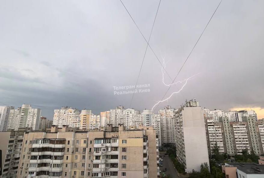 Молнии с градом, утонувшее авто и деревопад: видео и фото жуткой грозы в Киеве
