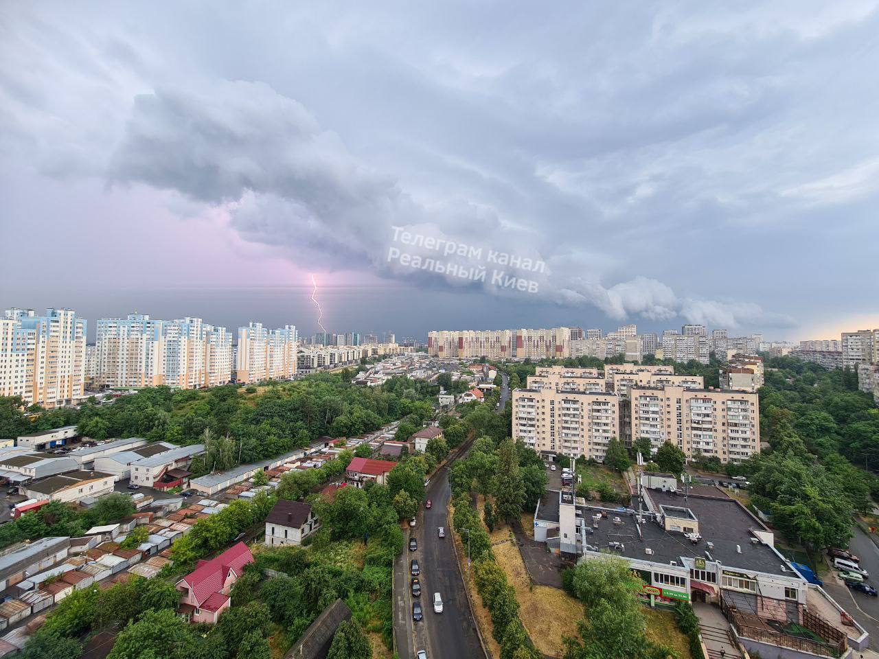 В Киеве мощный ливень затопил улицы: видео последствий непогоды