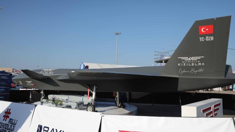 Новий реактивний Bayraktar з українським двигуном викликав фурор на виставці: як виглядає "майбутнє військової авіації"