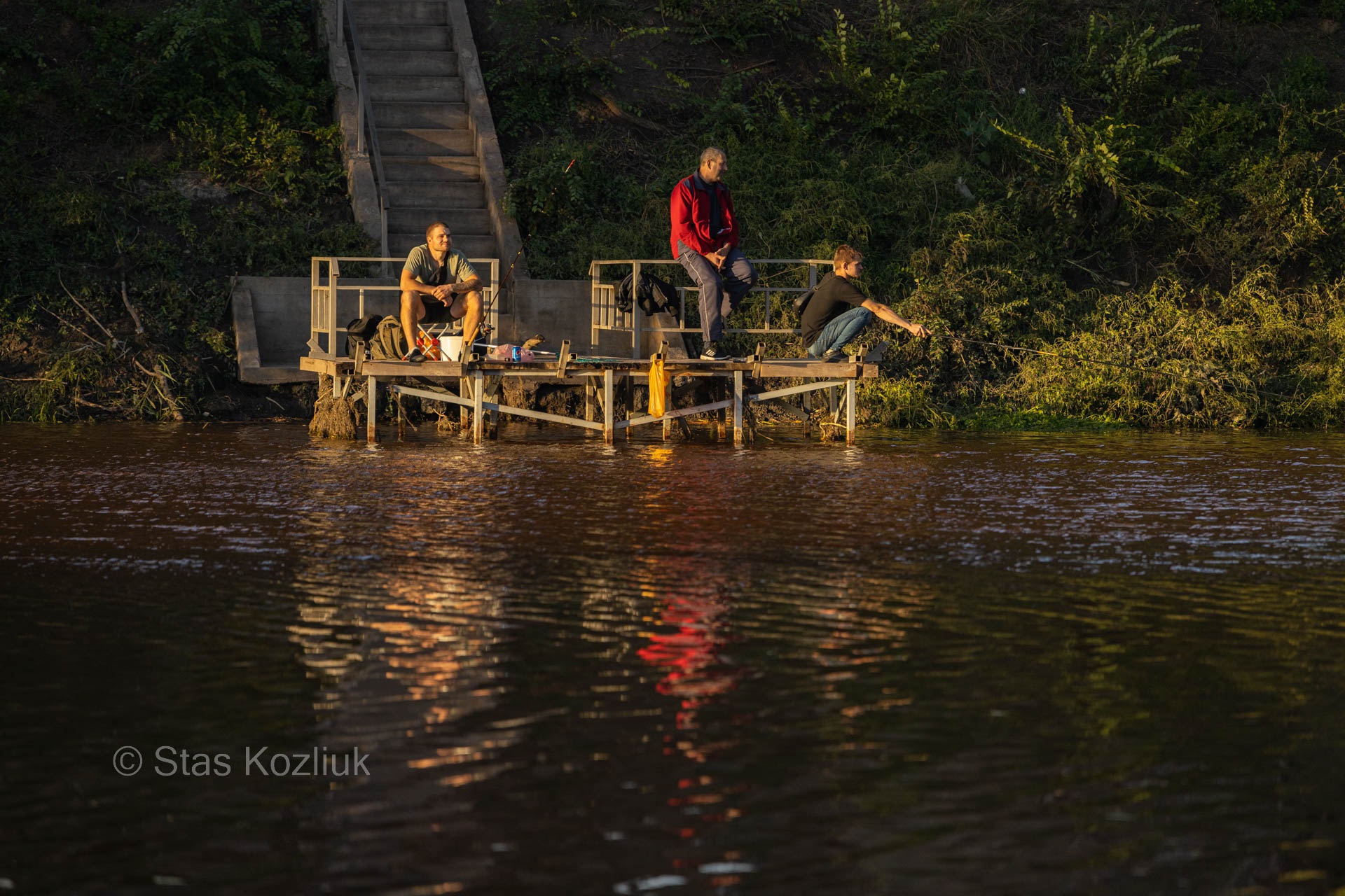 Інгулець став червоним: наслідки ударів росіян по греблі Кривого Рогу показали на фото