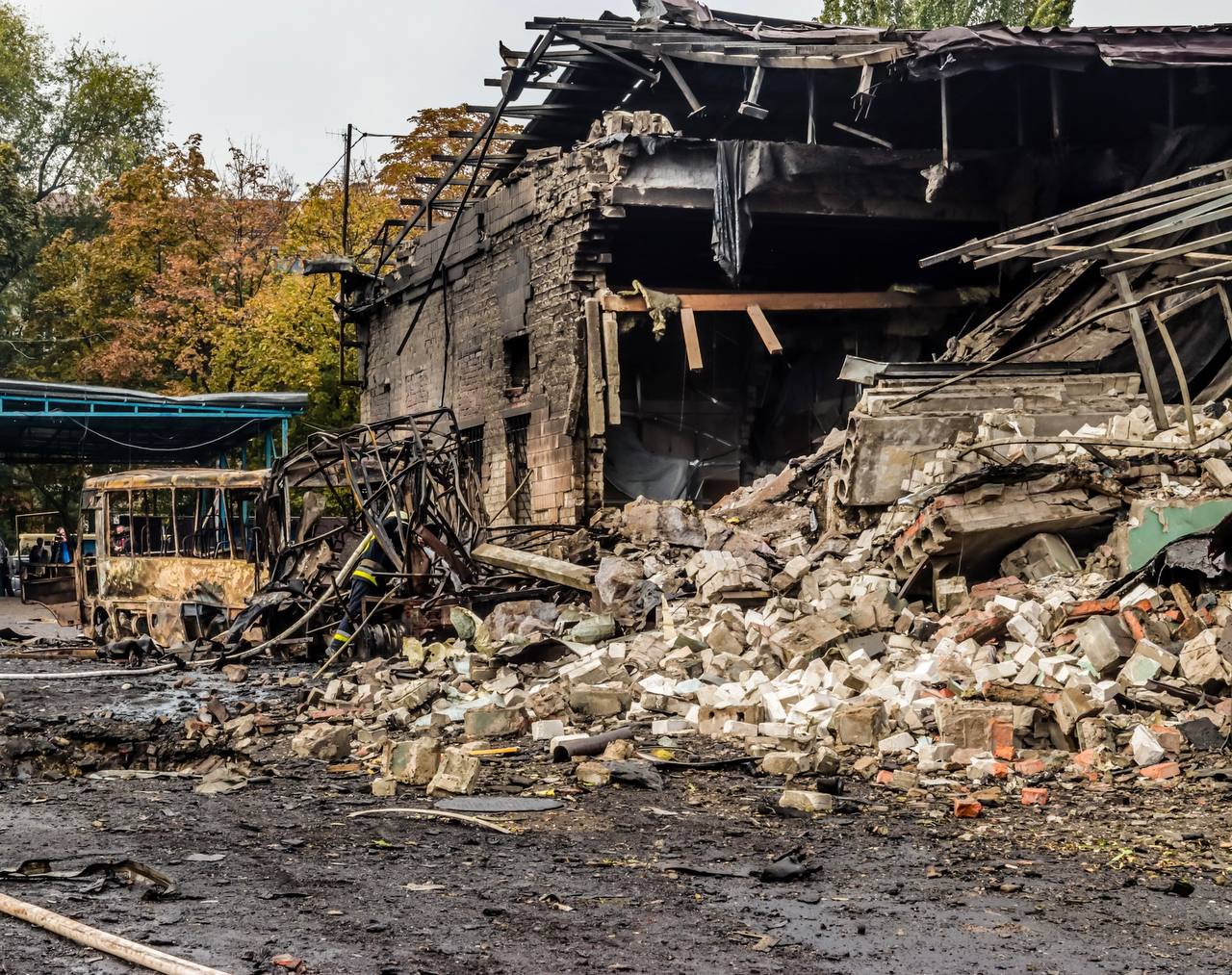 Россияне ракетами уничтожили в Днепре половину автобусов: смотрите последствия подлой атаки