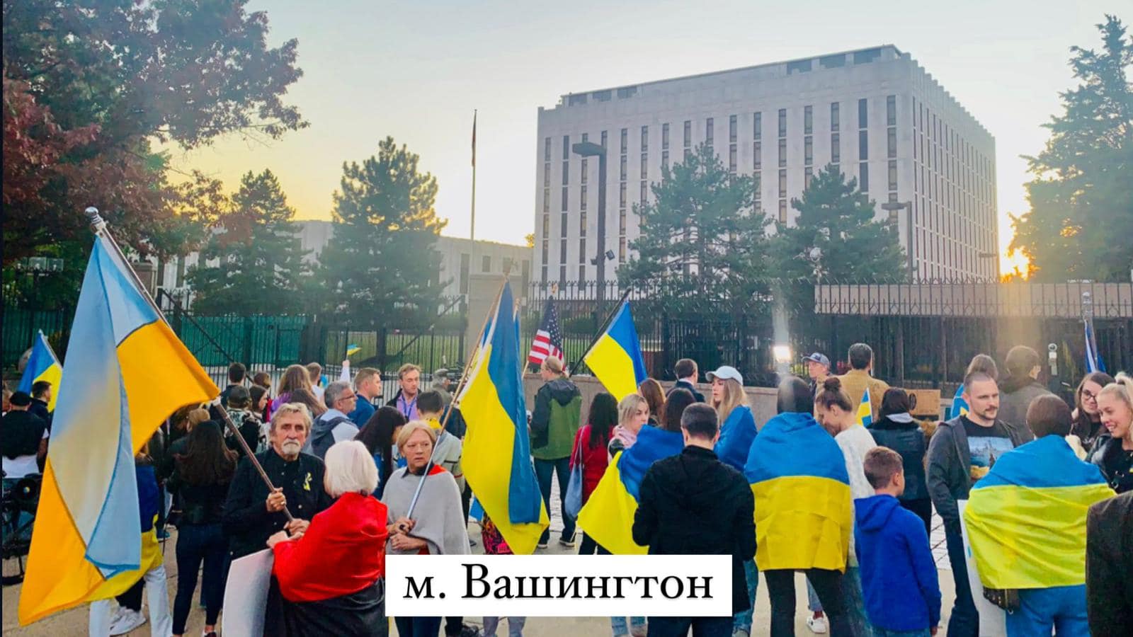 Ракетний терор РФ вивів на мітинги на підтримку України тисячі людей у різних країнах: фото і відео