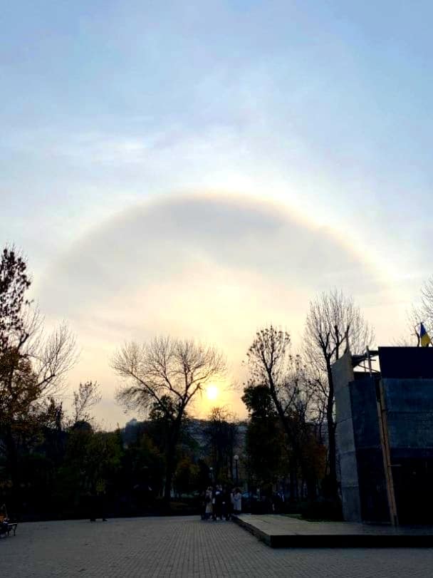 У небі над Києвом спостерігали унікальний сонячний "німб": захоплюючі фото явища