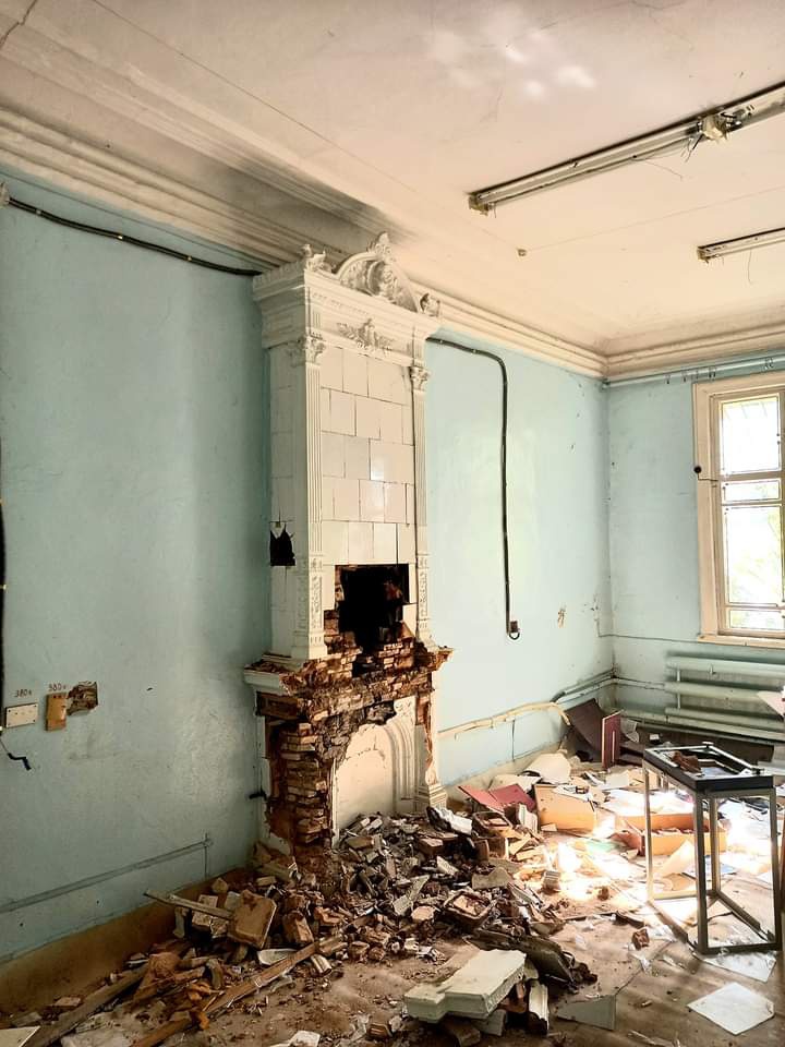 У покинутій будівлі Чорнобиля знайшли старовинний камін: фото унікальної знахідки