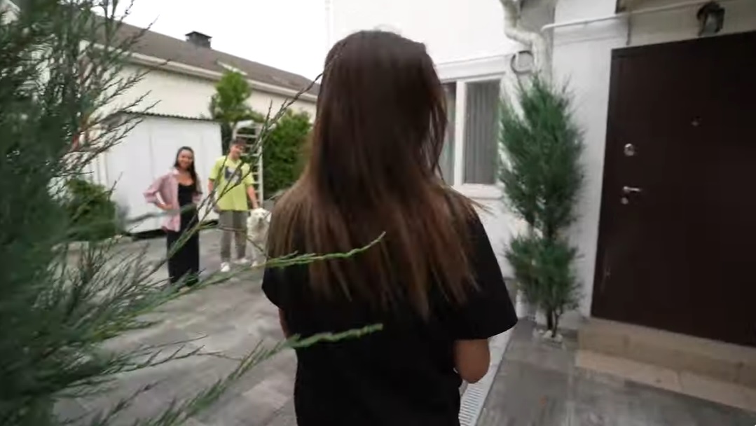 На потолке звезды, а на стенах - лес. Как выглядит шикарный дом Жени Кота и его жены под Киевом (видео)