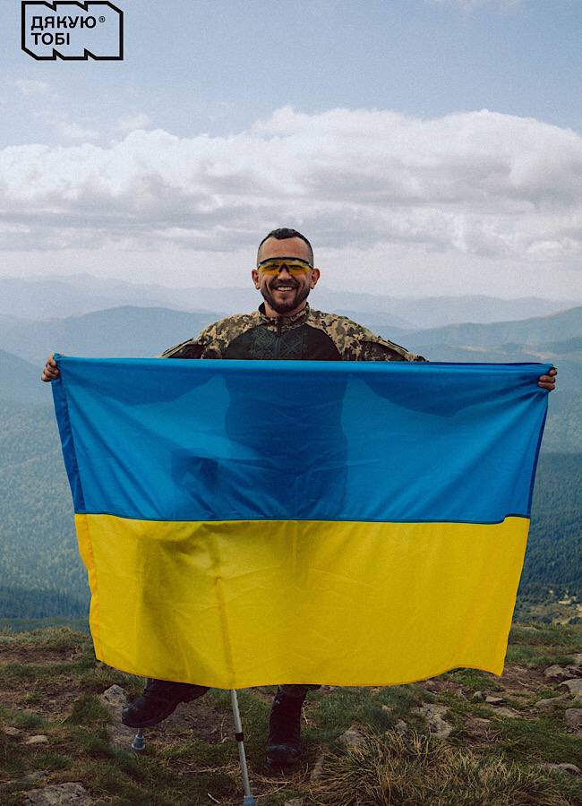 Украинский военный "Кум" на костылях покорил Говерлу и помог ВСУ: подробности героического поступка