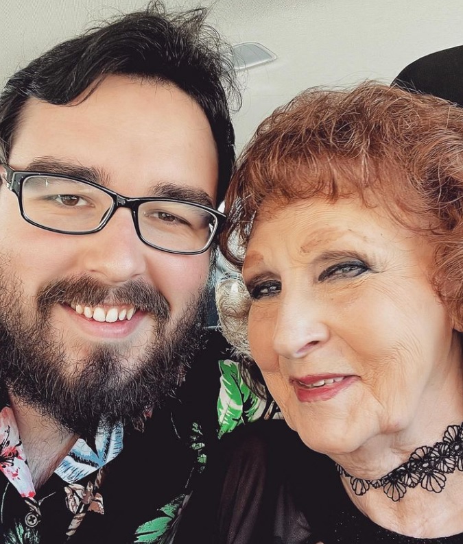 Ему было 17, а ей 71. История любви пары, которая встретилась 9 лет назад и счастлива до сих пор