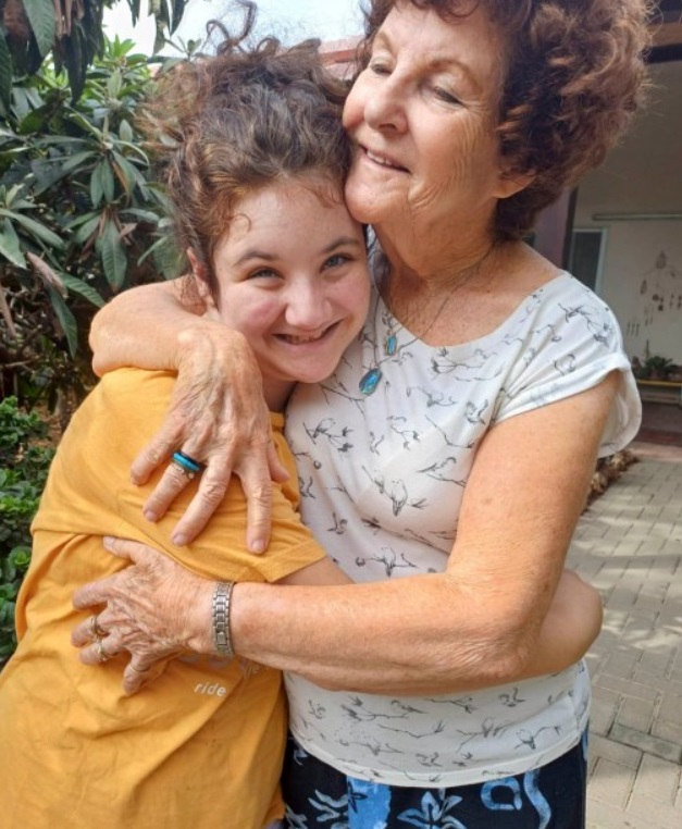 &quot;Помоги мне&quot;. 12-летняя израильская девочка отправила голосовое сообщение маме, когда ее выкрали боевики ХАМАС