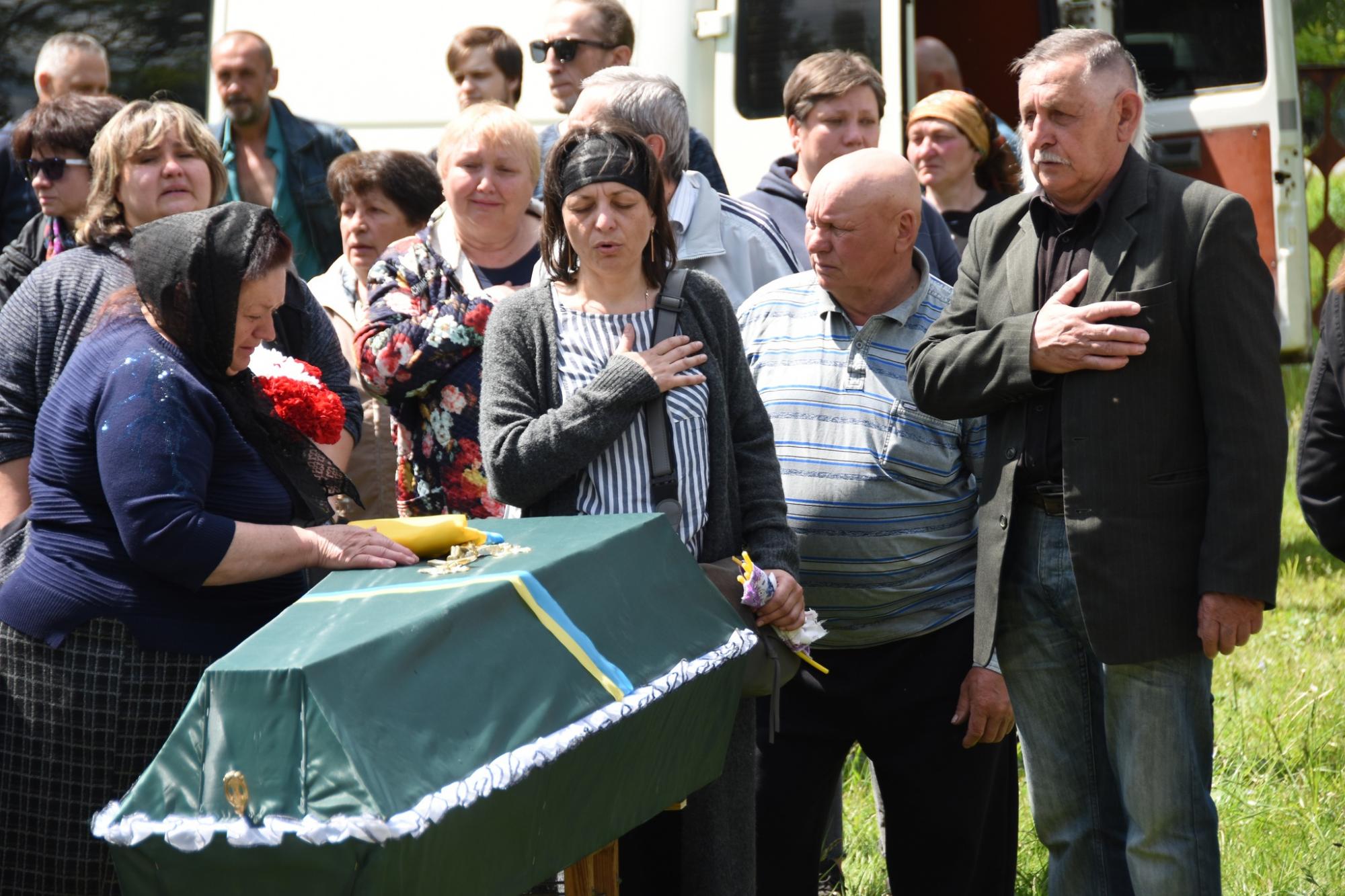 Наблизили перемогу України своїми життями: у Шостці в останню путь провели воїнів-героїв