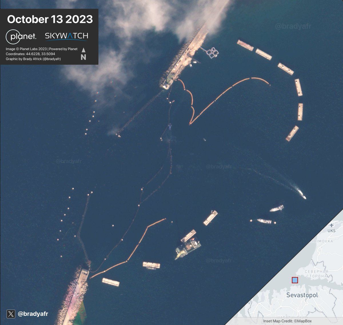 Росіяни встановили загородження біля Севастопольської бухти: супутниковий знімок