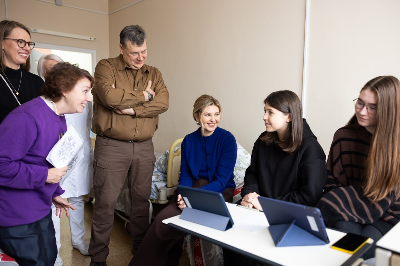 Елена Зеленская в ярком наряде поздравила детей с Днем Святого Николая