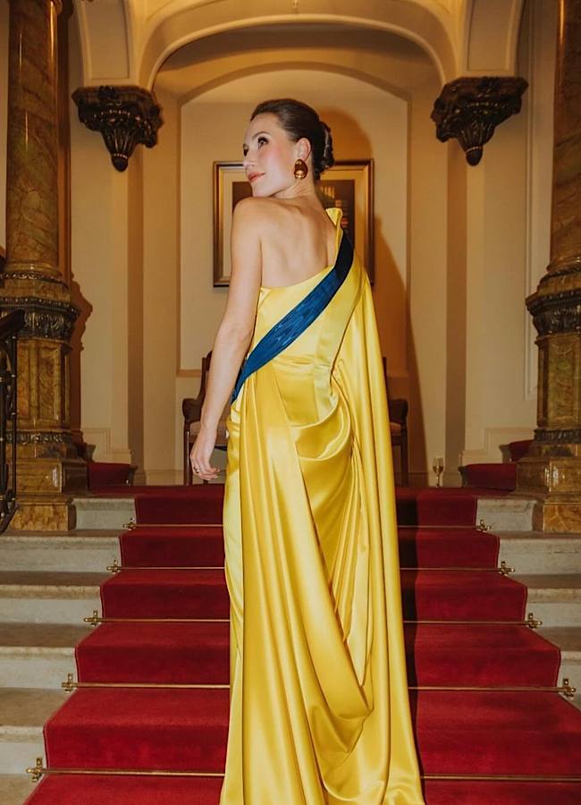 Бывшая премьер-министр Финляндии Санна Марин засветилась в желто-голубом платье (фото)