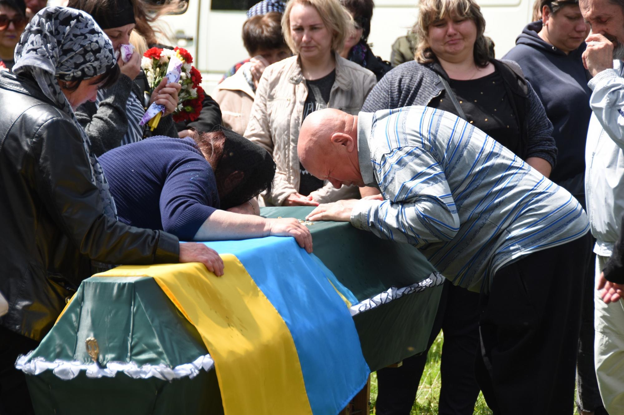 Наблизили перемогу України своїми життями: у Шостці в останню путь провели воїнів-героїв