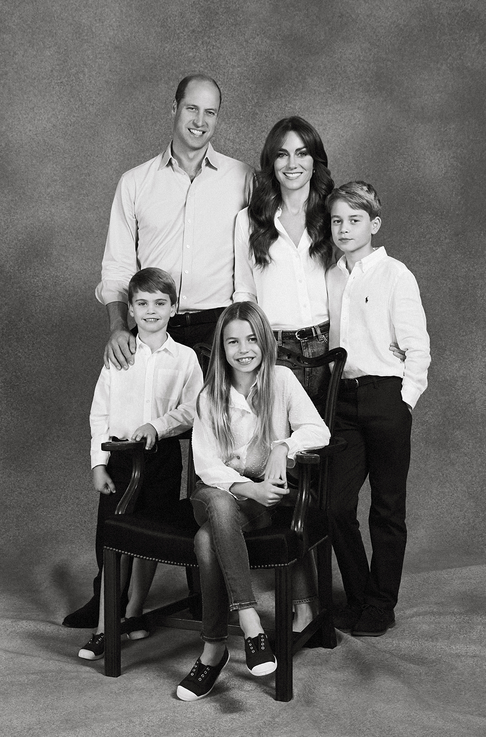 Исчезают ноги и нет пальца: что не так с рождественской открыткой Кейт Миддлтон и принца Уильяма (фото)