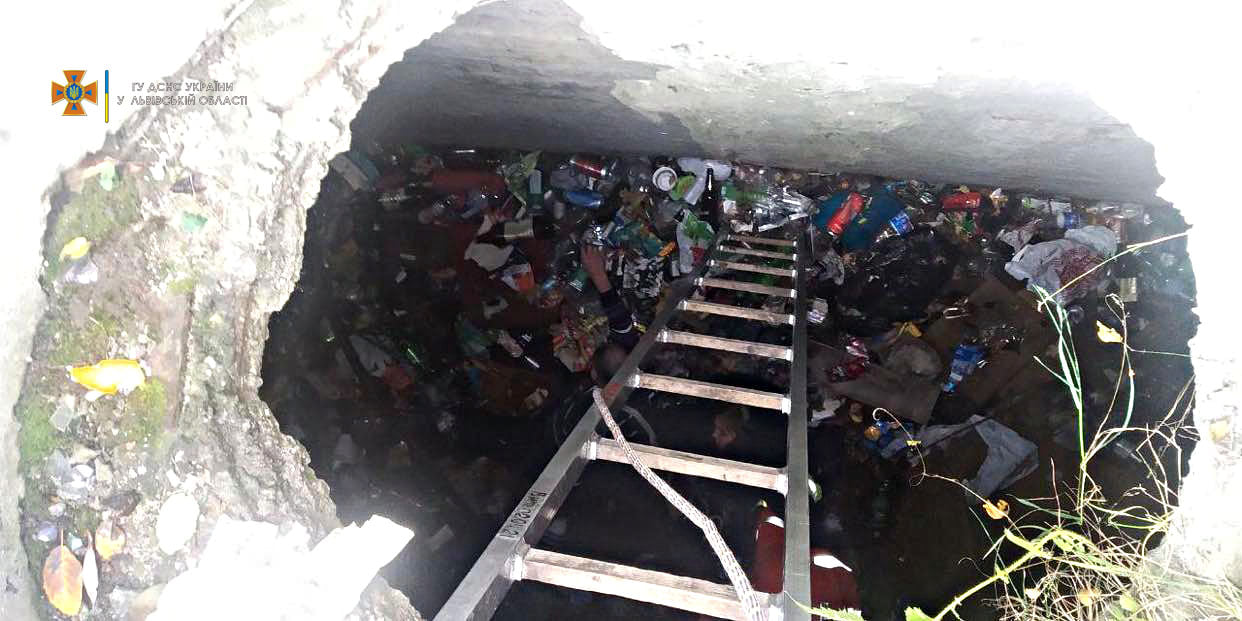 Под Львовом люди провалились в 4-метровую яму (фото)