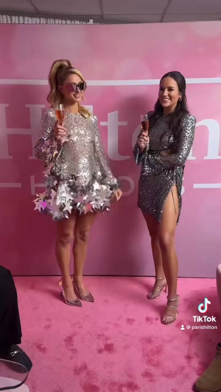 Пэрис Хилтон очаровала блестящим новогодним платьем (видео)