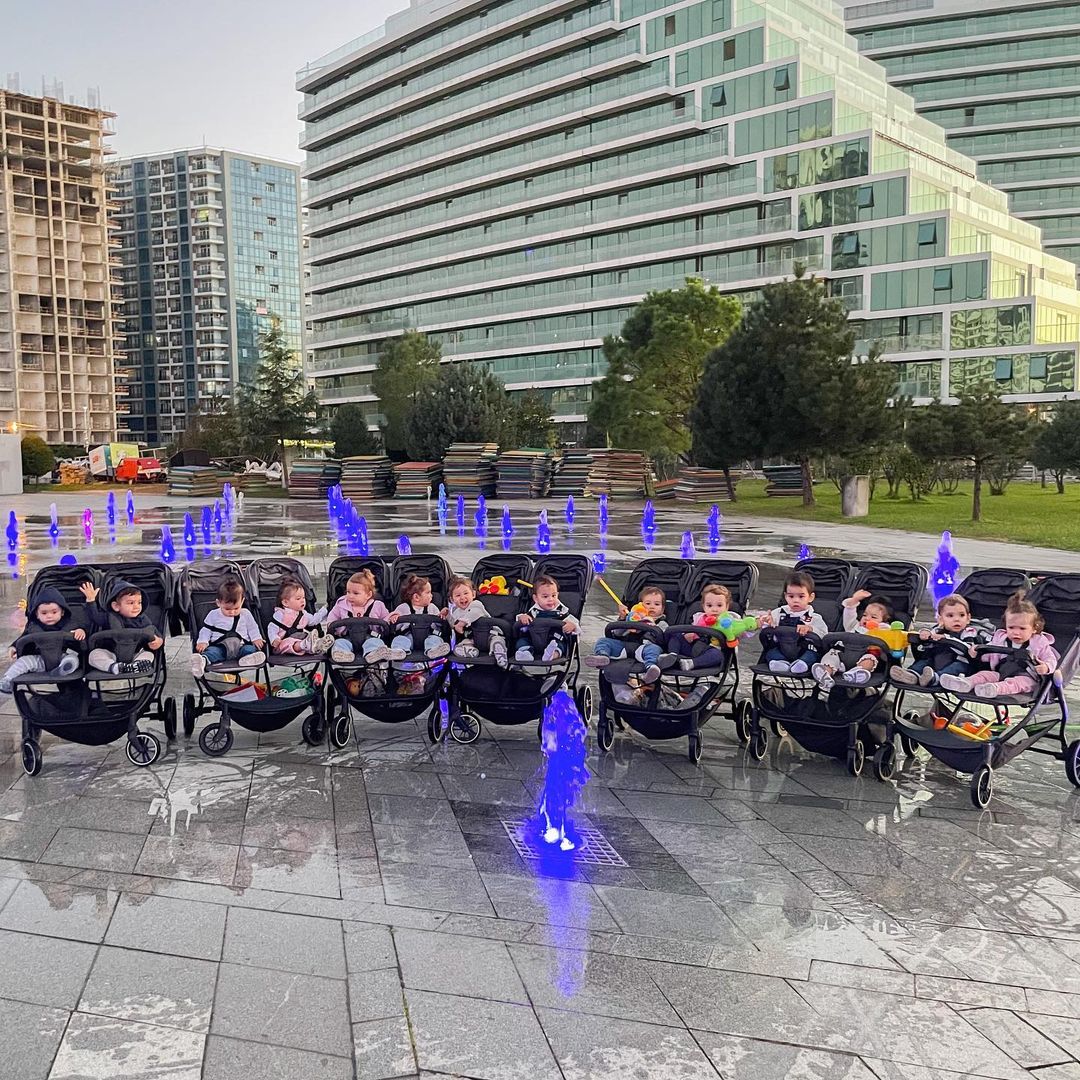 24-річна росіянка виховує 21 дитину від чоловіка-мільйонера: витрачає величезну суму на 16 няньок