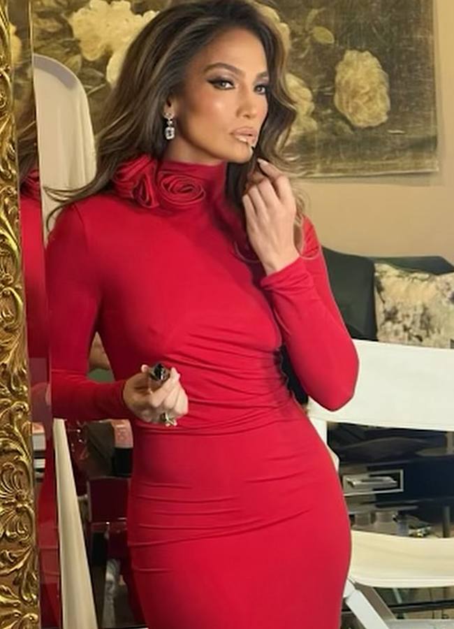 Джей Ло показала, як підкреслити талію червоною міні-сукнею (фото)