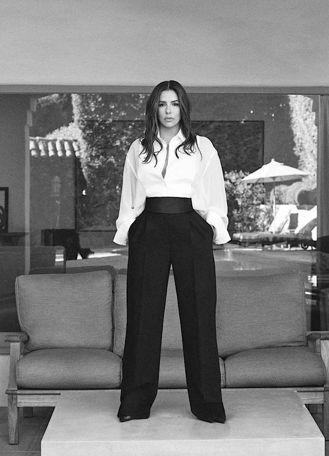 Ева Лонгория показала зажигательные танцы на столе (фото)