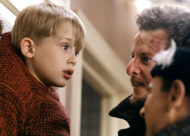 Які сімейні питання піднімаються у фільмі "Сам удома"