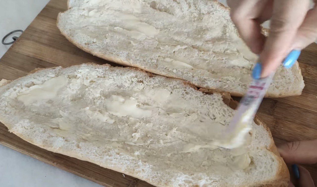 Смачний та ситний сніданок з вчорашнього хліба: простий покроковий рецепт