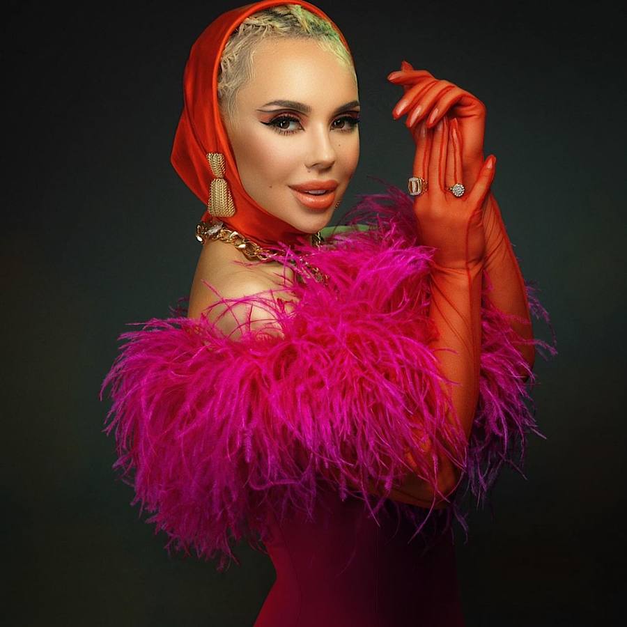 Купує речі на знижках: Ніколас Карма розсекретив вартість луку співачки СолоХа (відео)