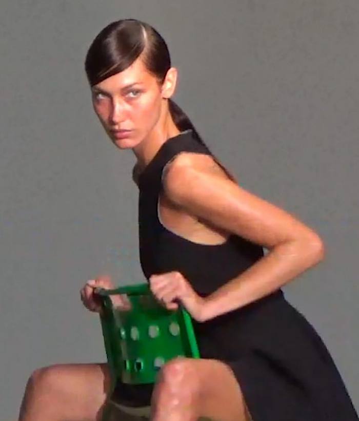 Белла Хадід повернулась у моделінг після тривалого лікування і потішила фоловерів новими фото