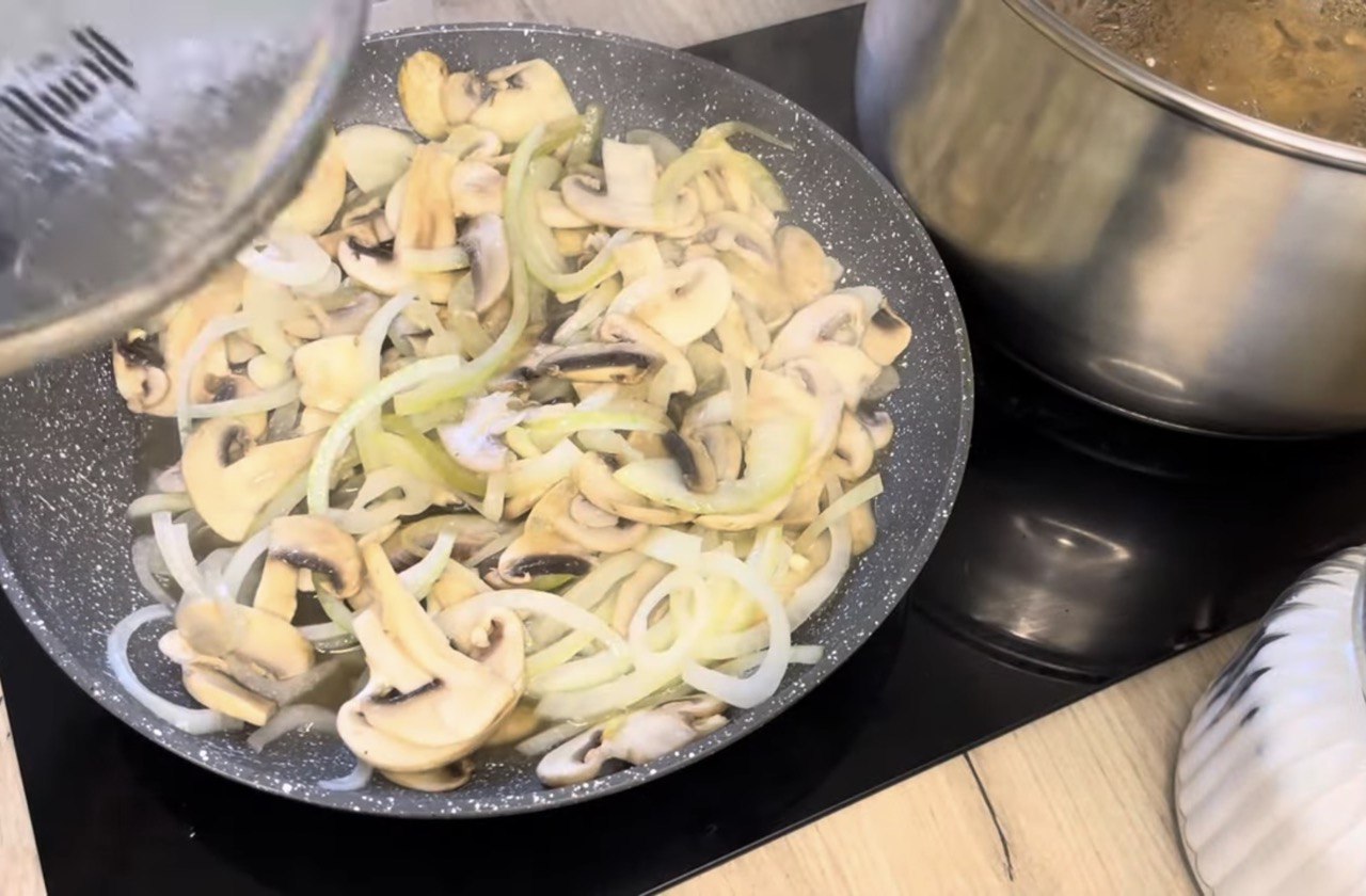 Как приготовить вкусные картофельные &quot;лодочки&quot; с грибами: простой пошаговый рецепт