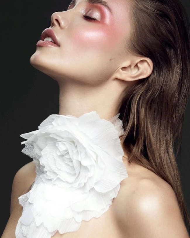 Как аккуратно и уместно добавить цветочные аксессуары в свой гардероб