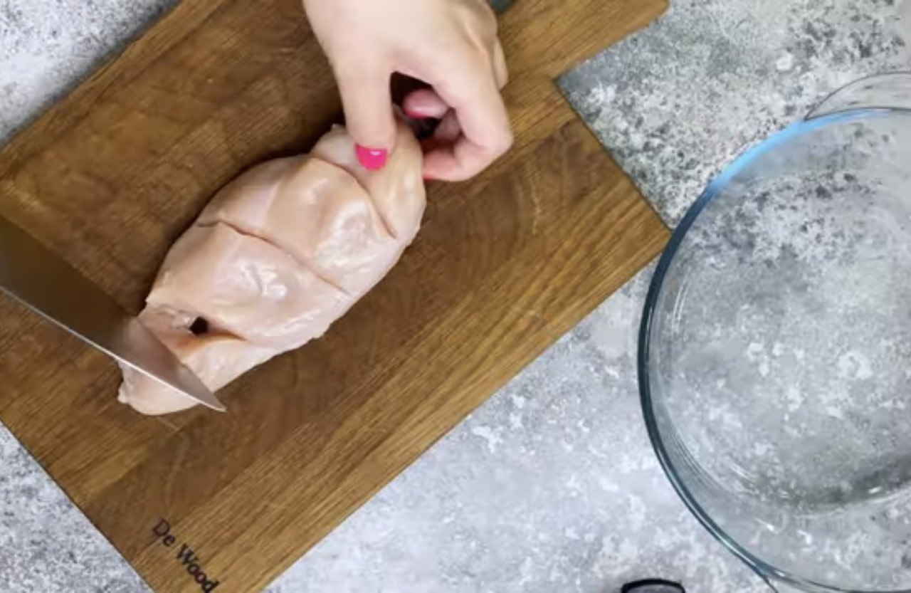 Ніжна м'ясна гармошка на вечерю: простий рецепт страви, яку зможе приготувати кожен