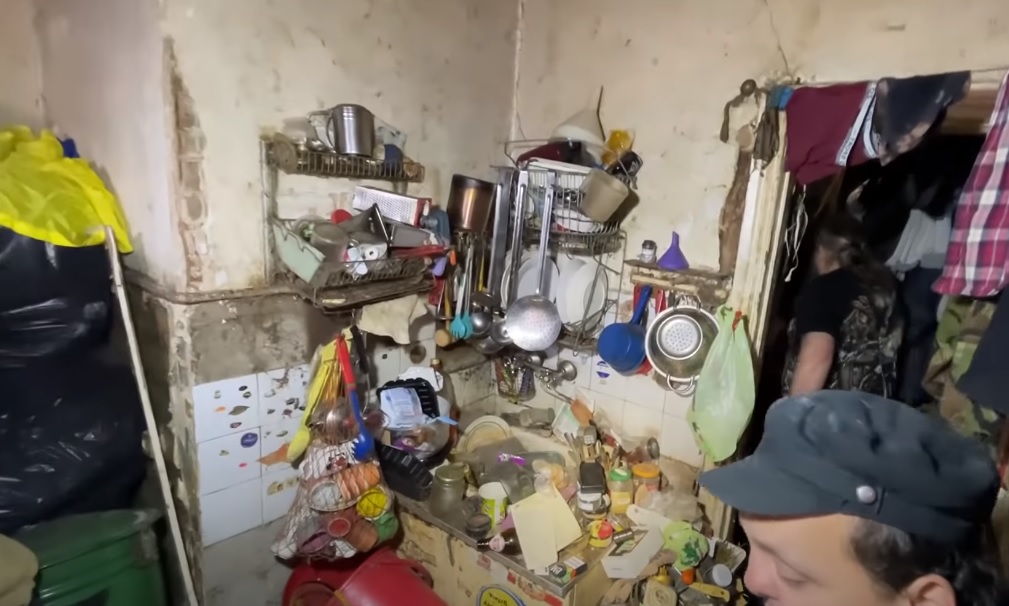 В Киеве четырехкомнатную квартиру в центре мужчина превратил в свалку: ее продали за 6,5 миллионов