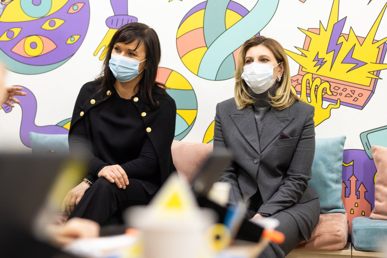 Олена Зеленська показала, як носити класичний костюм з цікавою формою брюк (фото)