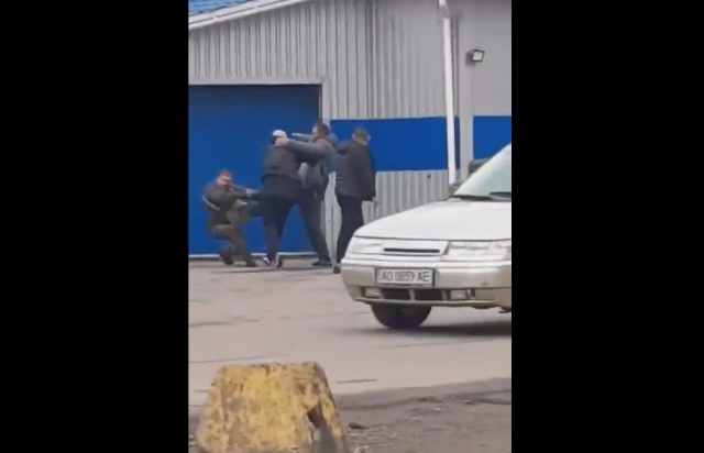 СМИ сообщили, что ромы избили сотрудника ТЦК в Мукачево: полиция опровергла