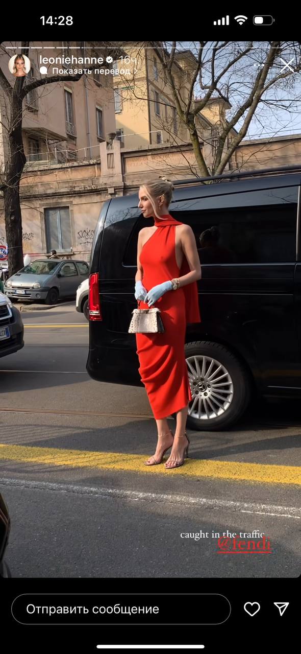 Леони Ганне показала, как носить красное платье с сумкой со змеиным принтом (фото)