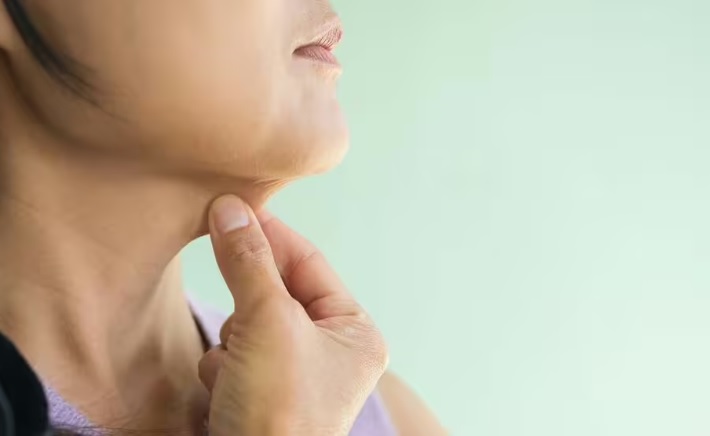 Лікар розповів, як підтягнути обвислу шкіру на шиї без операції