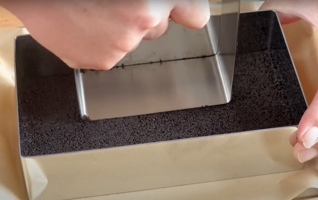 Ефектне тістечко з шоколадним мусом: простий рецепт без випікання