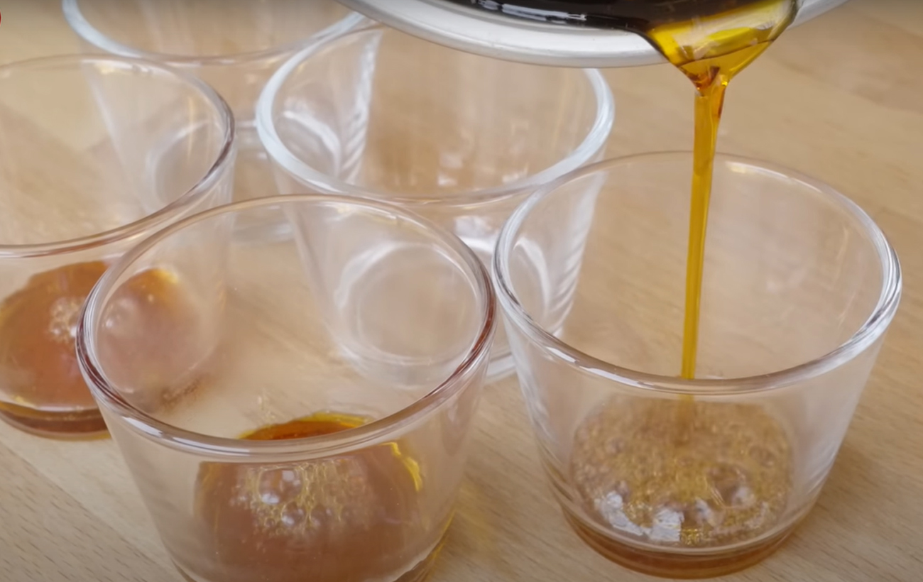 Ніжний кремовий десерт: швидкий рецепт крем-брюле з карамеллю (фото)