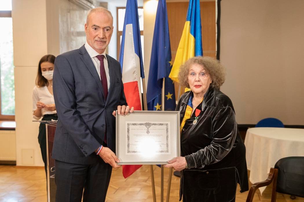 Як сьогодні виглядає 94-річна Ліна Костенко: дуже рідкісне фото