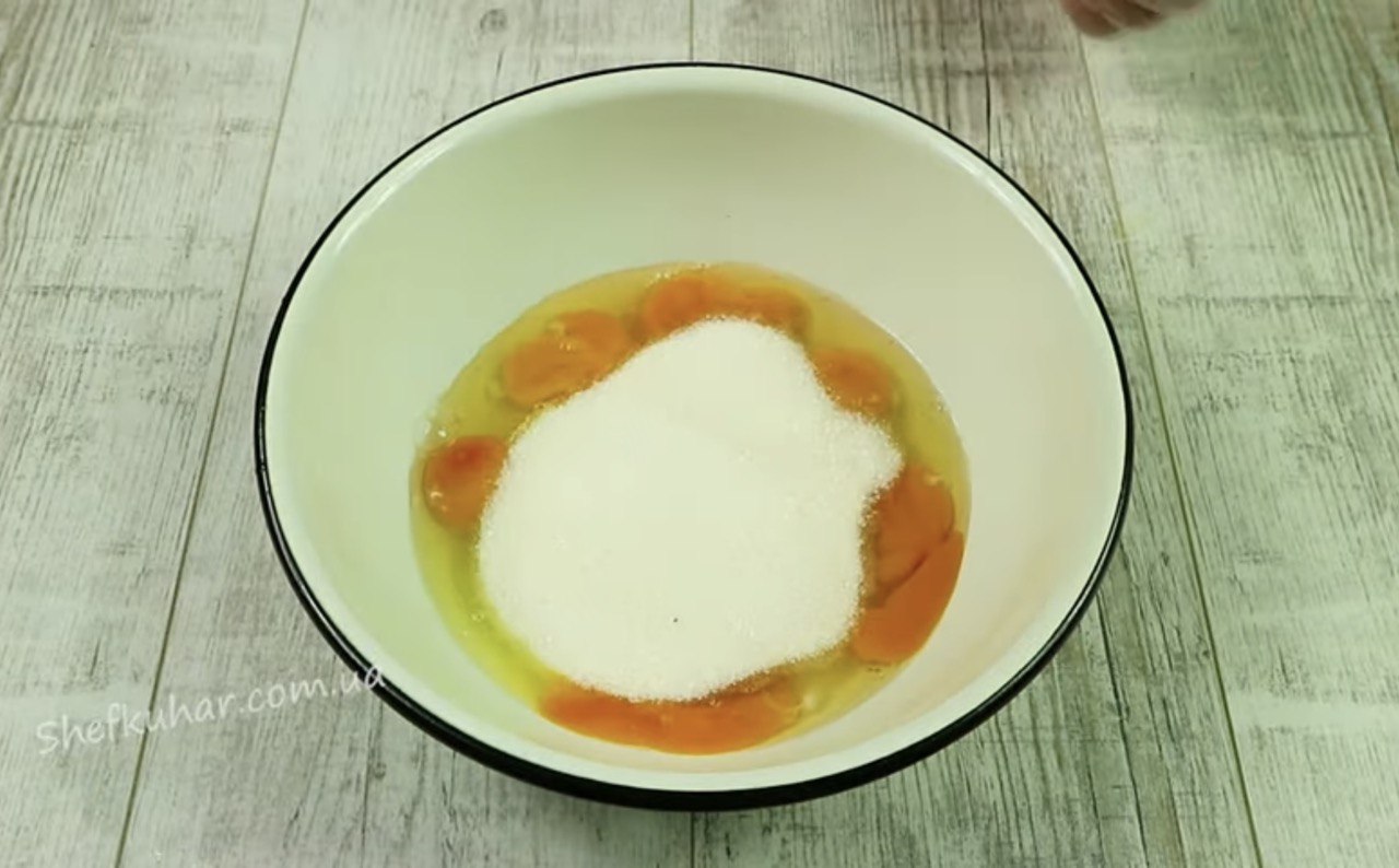 Молозиво в духовці з трьох інгредієнтів: рецепт простого та неймовірно смачного десерту