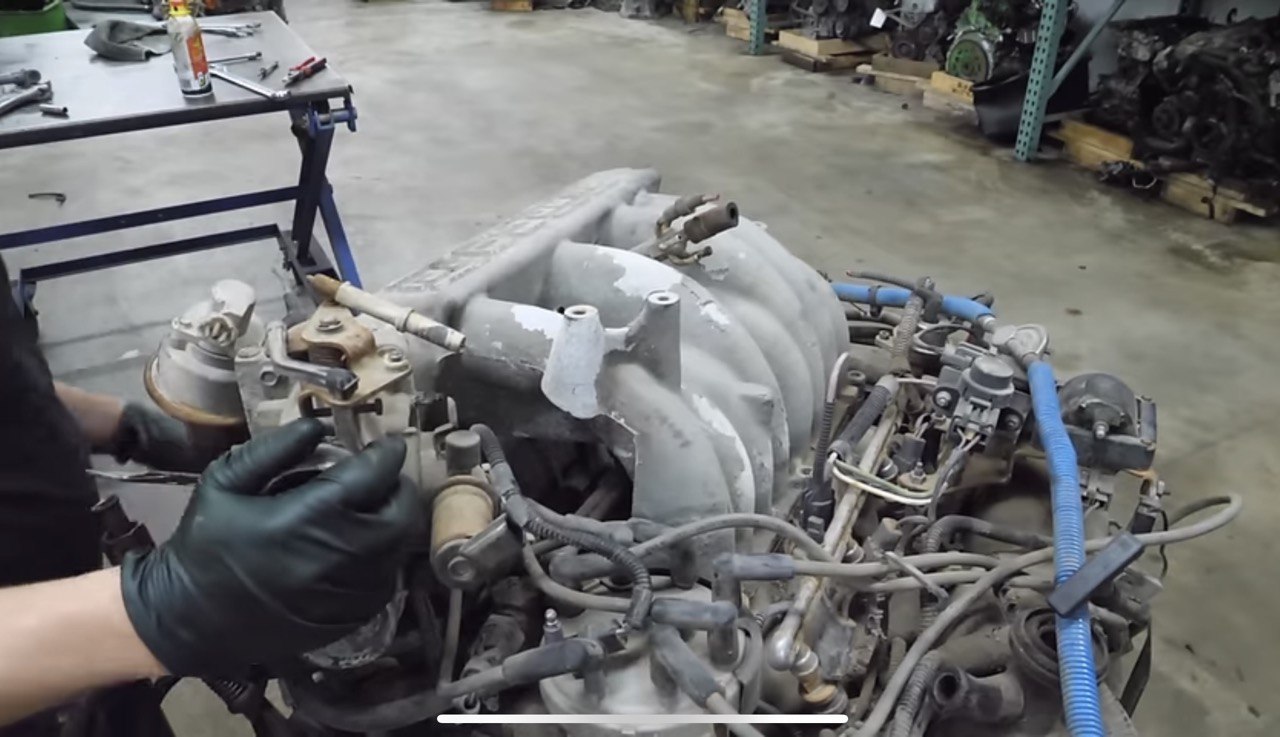 Ось що буде з двигуном, якщо не їздити автомобілем 17 років (відео)